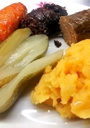 Sült véres, májas hurka és kolbász, tört burgonyával🥘 recept fotója