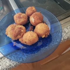 A picture of Cheesy potato poppers.