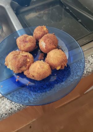 A picture of Cheesy potato poppers.