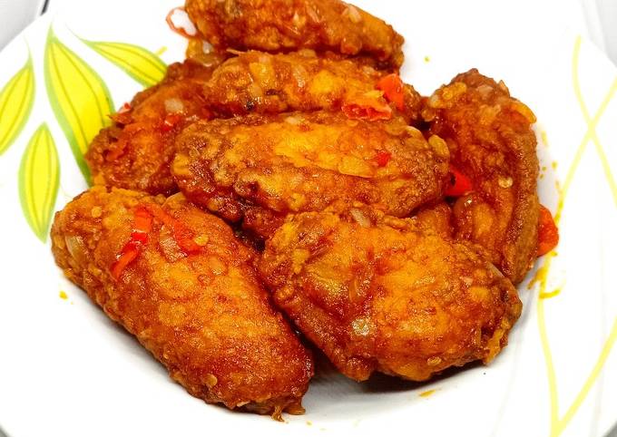 Spicy wings "kriuk di luar juicy di dalam" (Sayap goreng pedas)