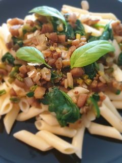 Una foto de Macarrones con espinacas, espárragos y verduras