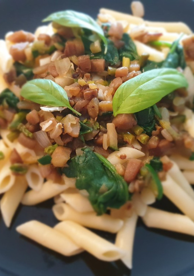 Una foto de Macarrones con espinacas, espárragos y verduras