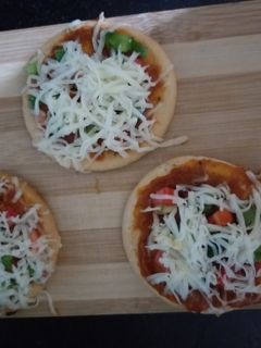 ઘઉં ના લોટમાં થી બનેલા બિસ્કિટ પીઝા જૈન (Wheat Flour Biscuit Pizza Recipe In Gujarati) રેસીપી મુખ્ય ફોટો