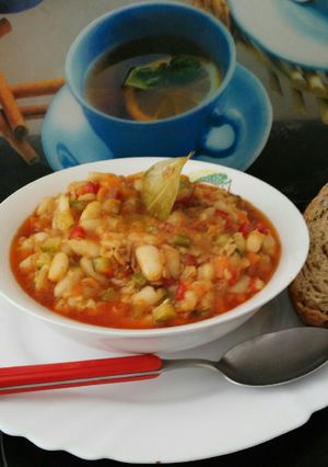 Una foto de Judías blancas compuestas con verduras otoñales