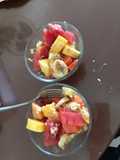 Ensalada de frutas con lechera y queso amarillo