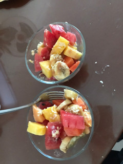 Una foto de Ensalada de frutas con lechera y queso amarillo