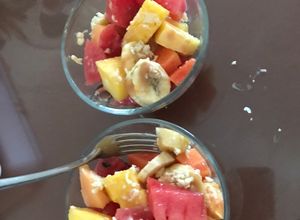 Una foto de Ensalada de frutas con lechera y queso amarillo