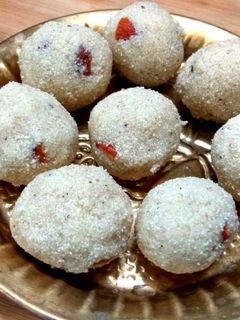 ரவா லட்டு(Rava Ladoo Recipe in Tamil) செய்முறை முக்கிய புகைப்படம்