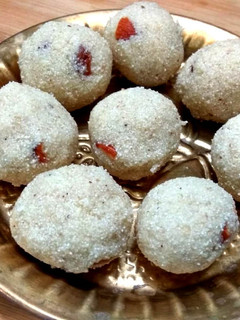 ரவா லட்டு(Rava Ladoo Recipe in Tamil) செய்முறை முக்கிய புகைப்படம்
