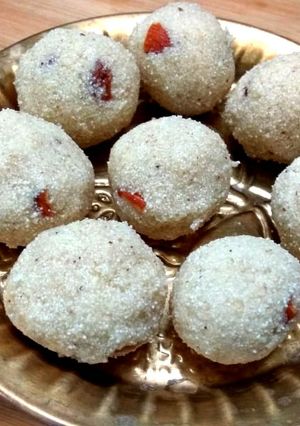 ரவா லட்டு(Rava Ladoo Recipe in Tamil) செய்முறை முக்கிய புகைப்படம்