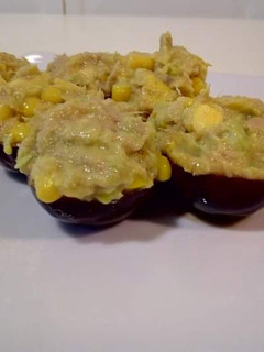 Una foto de Huevos negros rellenos