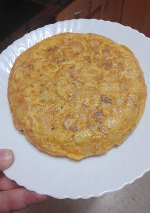 Foto principal de Tortilla de papas con cebolla, chorizo de Teror y perejil