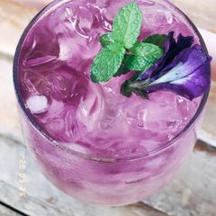 A picture of Butterfly pea lemonade ice.