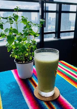 Una foto de Smoothie de manzana, kale y menta 🍎