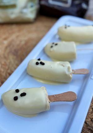 Una foto de Fantasmas de plátano y chocolate blanco para Halloween