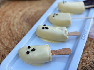 Fantasmas de plátano y chocolate blanco para Halloween