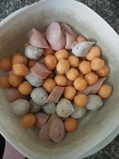 Hình của món Chả cá xúc xích sốt cay.