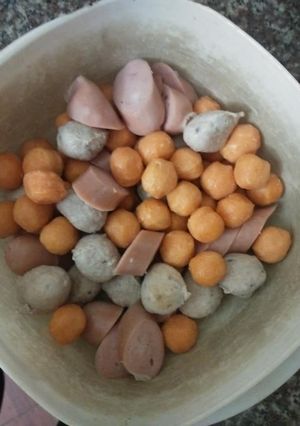 Hình của món Chả cá xúc xích sốt cay.