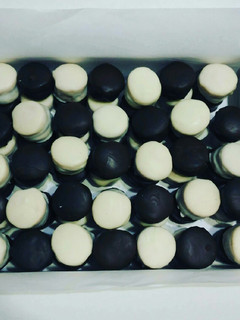 Una foto de Alfajores bañados