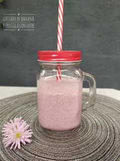 Una foto de Licuado de banana 🍌 y frutilla 🍓 con leche