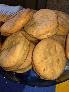 Una foto de Scones o galletitas de queso y ajo💕