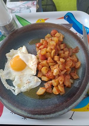 Une photo de Œuf et pommes de terre à la tomate