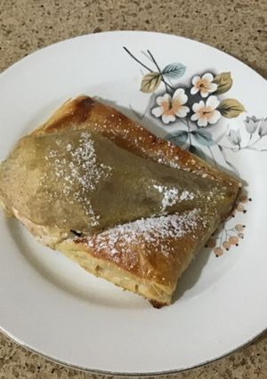 Foto principal de Peras con crema de queso, pasas y hojaldre