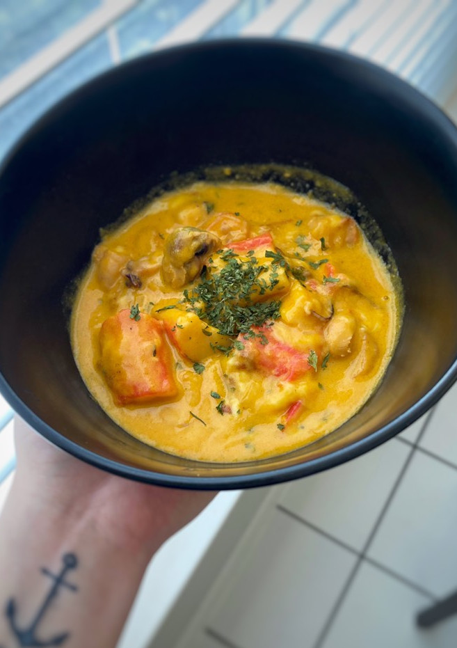 Una foto de Cazuela de mariscos en leche de coco🍤🦪