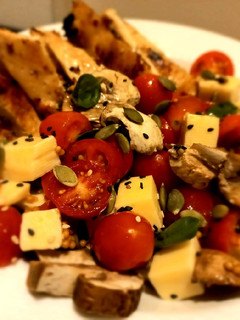 Una foto de Ensalada caprese con pollo