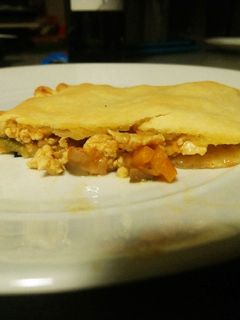 Una foto de Empanada de pollo con verduras y setas