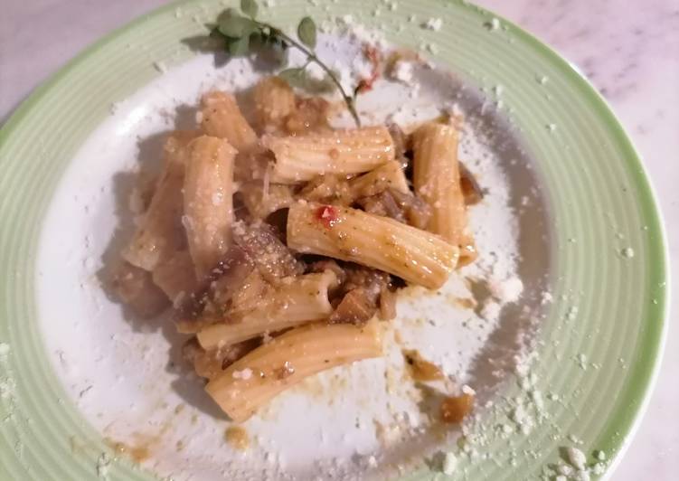 Recipe of Any-night-of-the-week Sedani, con melanzane, pesto di basilico, origano freschi, e parmigiano