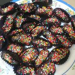 A picture of Kurma coklat.
