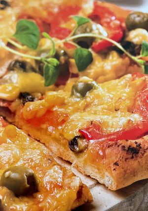 Zdjęcie przepisu Pizza z salami, papryką i oliwkami (Książka Thermomix).