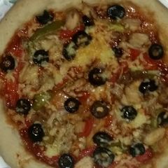 Chicken,vegetable and cheese pizza A picture of Chicken,vegetable and cheese pizza.