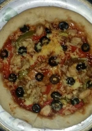 A picture of Chicken,vegetable and cheese pizza.