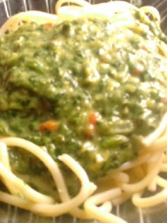 Una foto de Salsa de espinaca y hongos con fideos