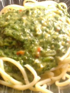 Una foto de Salsa de espinaca y hongos con fideos