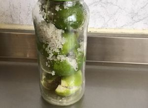 Une photo de Citrons verts confits maison