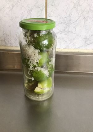 Une photo de Citrons verts confits maison