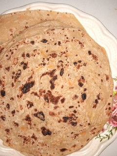 A picture of Chapati with lemon,ginger and carrots.