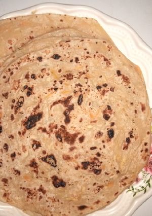 A picture of Chapati with lemon,ginger and carrots.