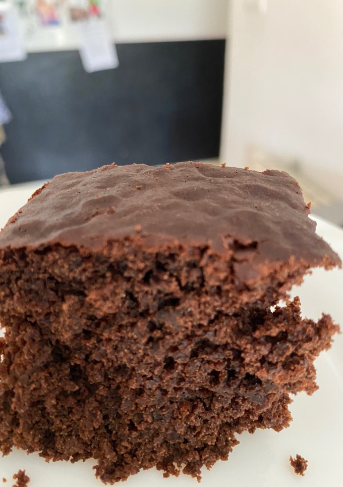 Una foto de Bizcocho esponjoso y jugoso de chocolate y yogur