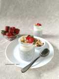 Puding Chia Seed dengan Yogurt, Strawberry dan Trail Mix