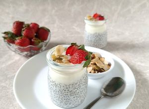 Foto resep Puding Chia Seed dengan Yogurt, Strawberry dan Trail Mix