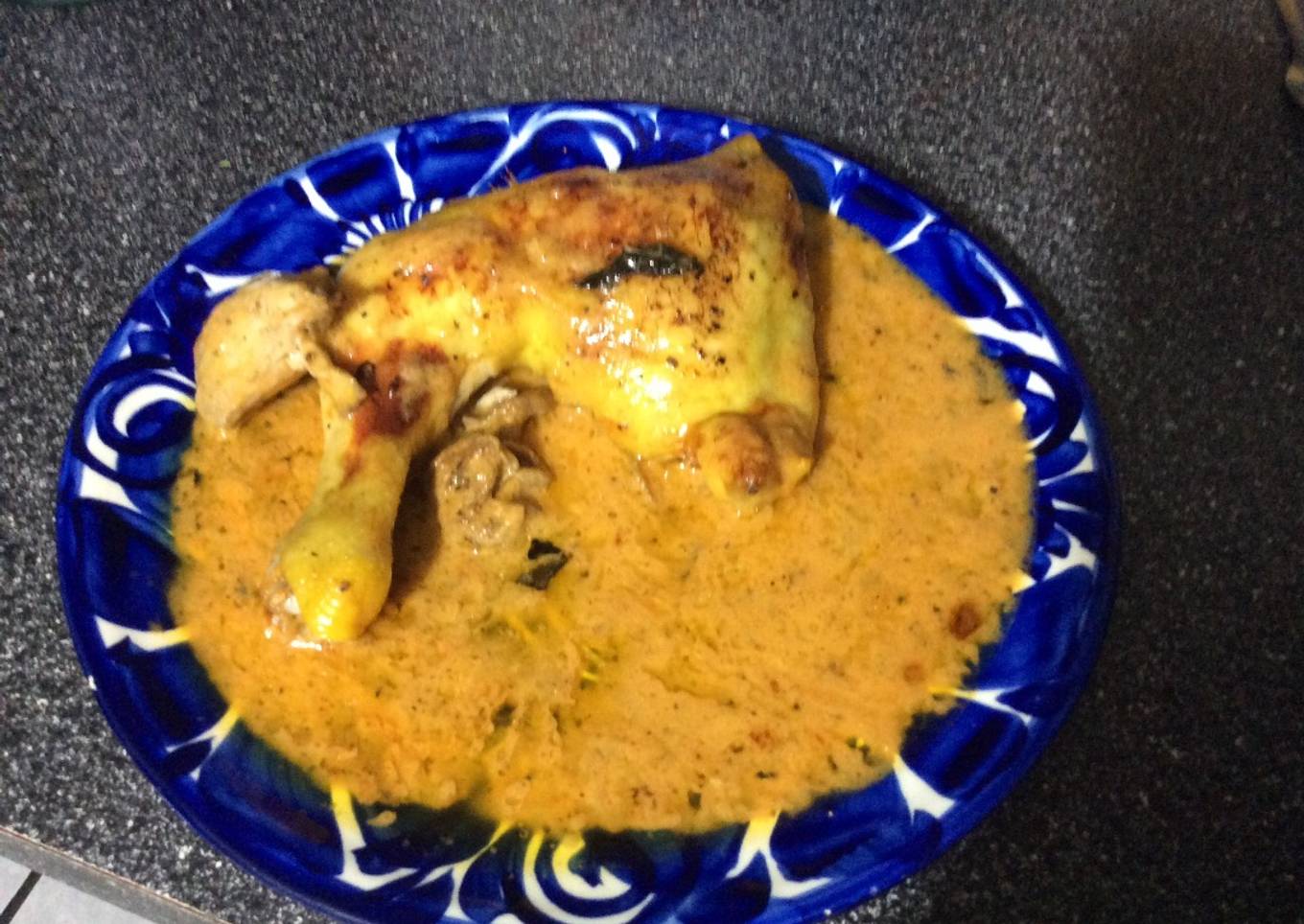 Pollo al horno en salsa de morrón verde y rojo