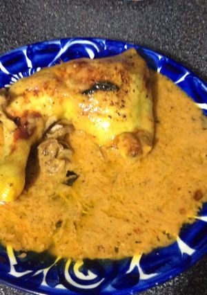 Una foto de Pollo al horno en salsa de morrón verde y rojo