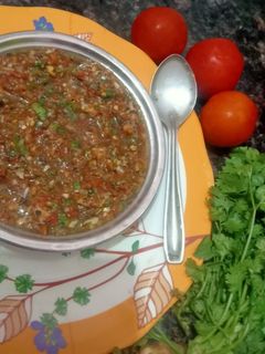 भुने टमाटर,लहसुन धनिया की चटनी(bhune tamater,lahsoon ki chatuny recipe in hindii) रेसिपी मुख्य फोटो