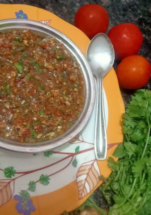 भुने टमाटर,लहसुन धनिया की चटनी(bhune tamater,lahsoon ki chatuny recipe in hindii) रेसिपी मुख्य फोटो