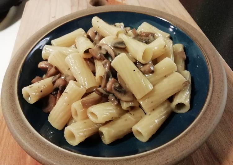 Simple Way to Make Veloce Carbonara sbagliata (con funghi)