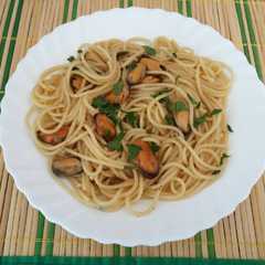 Foto di Spaghetti con le cozze in bianco
